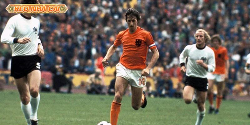 Johan Cruyff di chuyển thông minh tạo khoảng trống